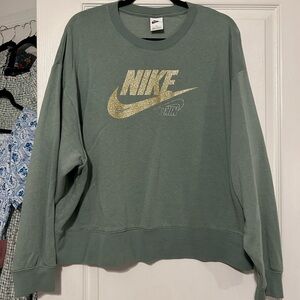 Nike Club Women’s Glitter Logo Crewneck sweatshirt